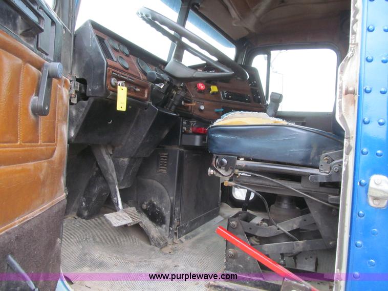 image for item L5520 1990 Freightliner FLD grain truck