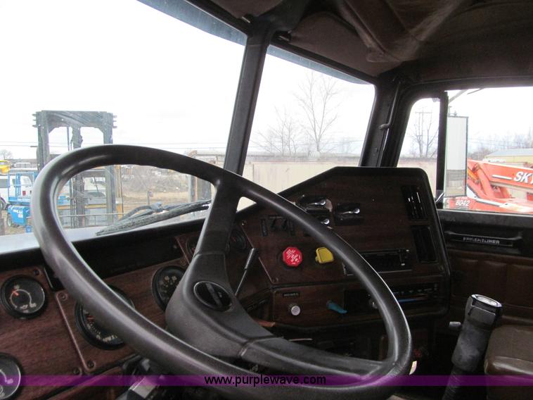 image for item L5520 1990 Freightliner FLD grain truck