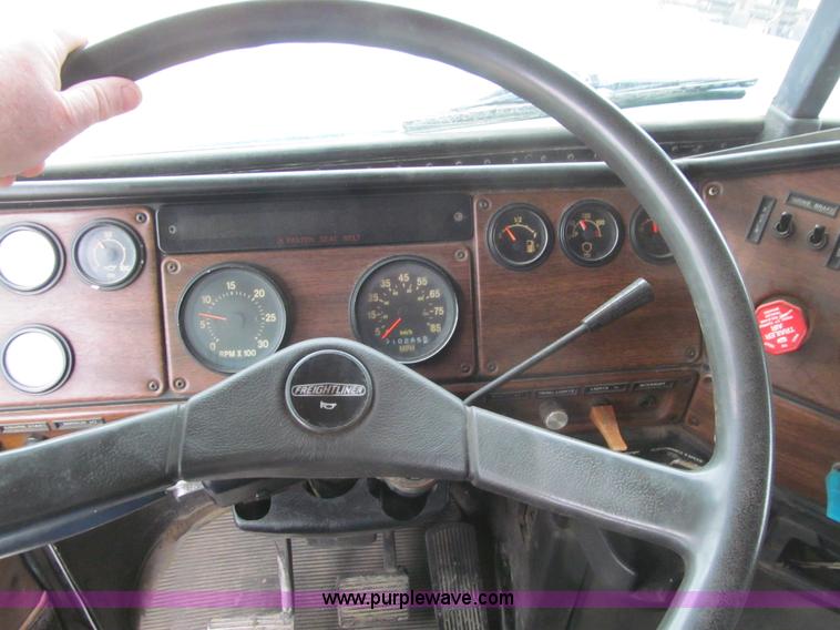 image for item L5520 1990 Freightliner FLD grain truck