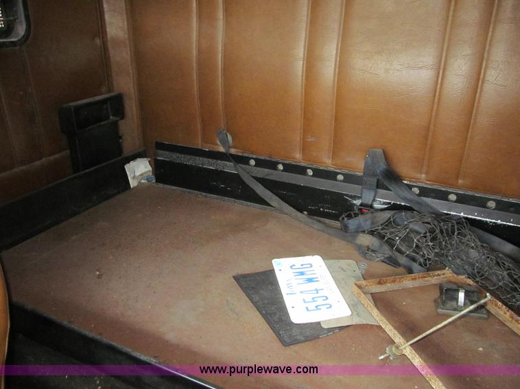 image for item L5520 1990 Freightliner FLD grain truck