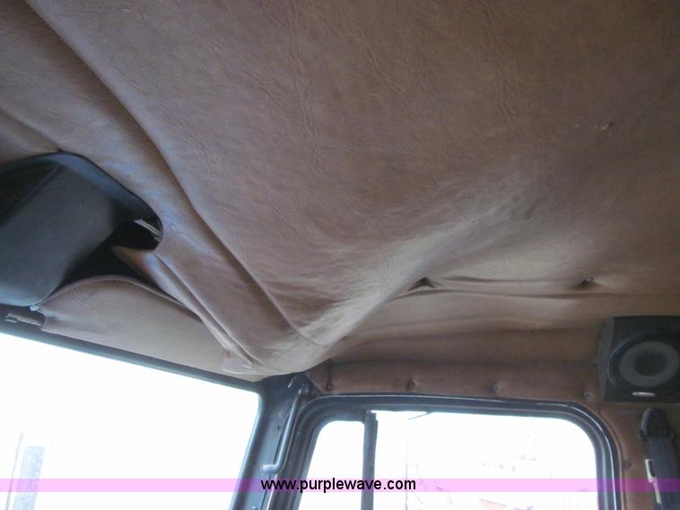 image for item L5520 1990 Freightliner FLD grain truck