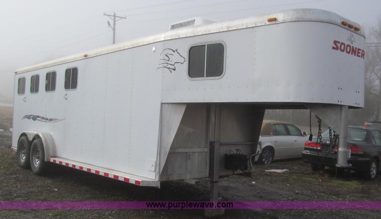 image for item L5526 1999 Sooner livestock trailer