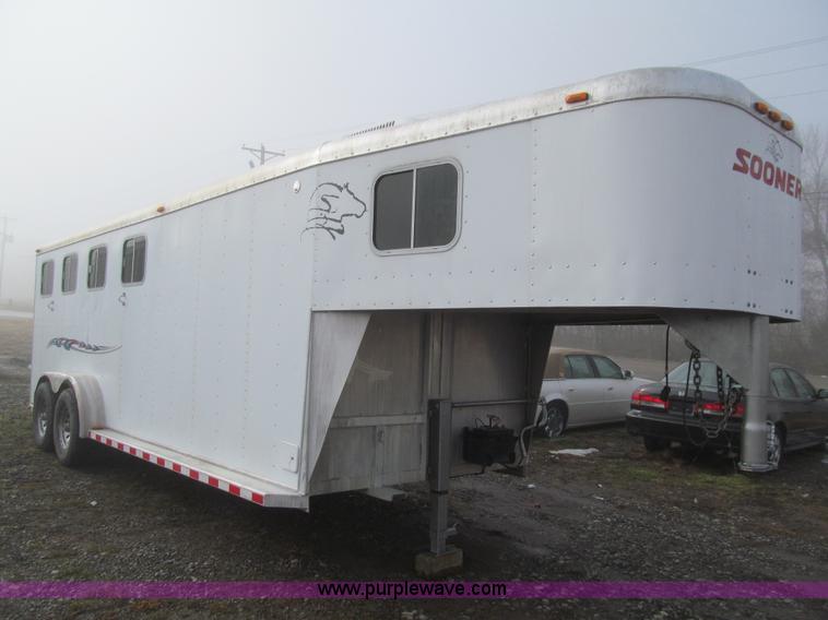 image for item L5526 1999 Sooner livestock trailer