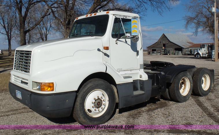 image for item L5749 1994 International 8300 semi truck