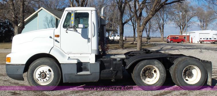 image for item L5749 1994 International 8300 semi truck