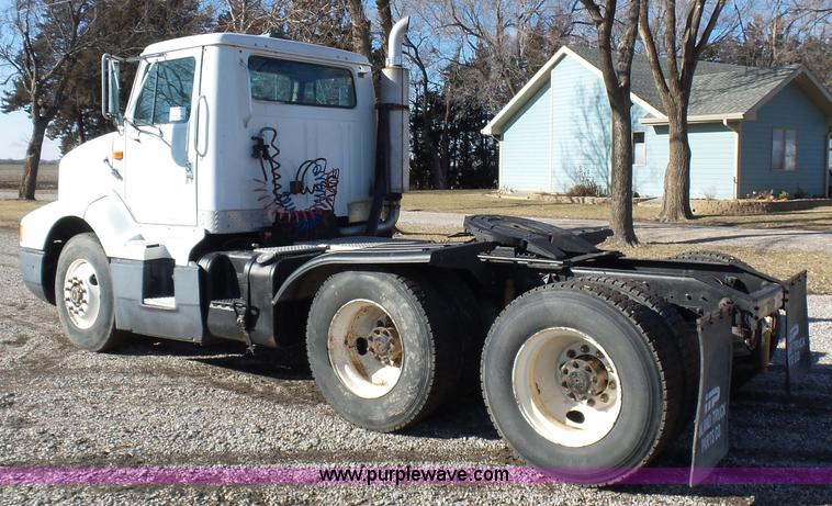 image for item L5749 1994 International 8300 semi truck