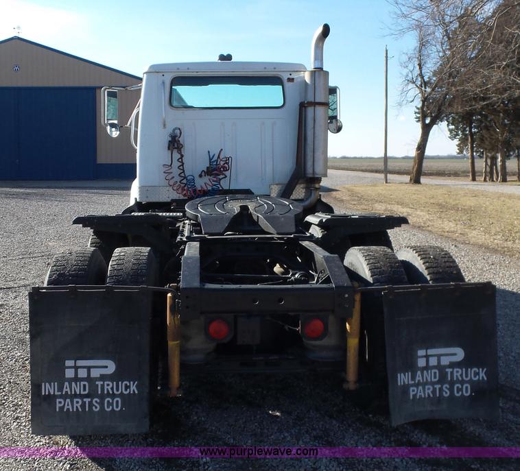 image for item L5749 1994 International 8300 semi truck