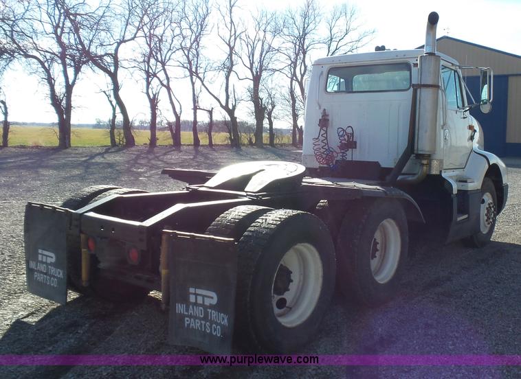 image for item L5749 1994 International 8300 semi truck