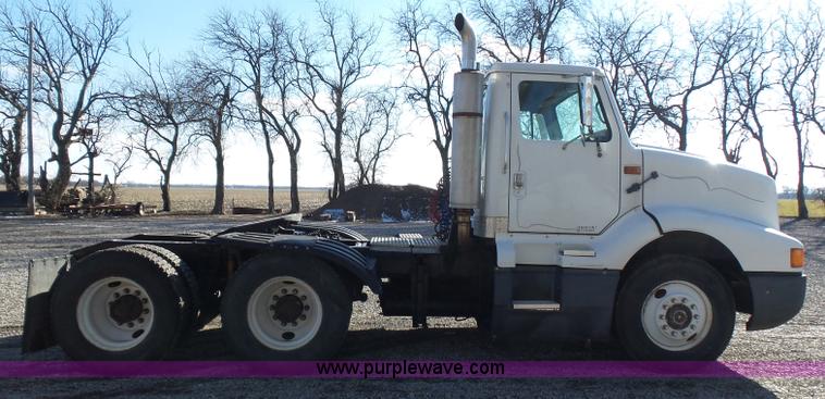 image for item L5749 1994 International 8300 semi truck