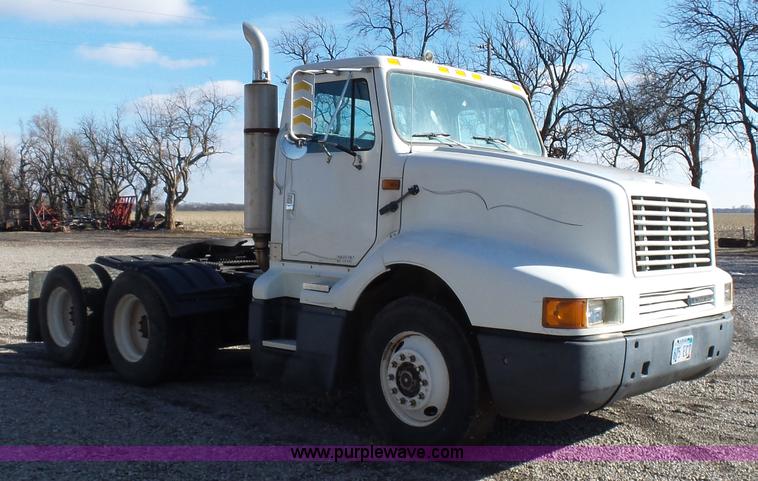 image for item L5749 1994 International 8300 semi truck