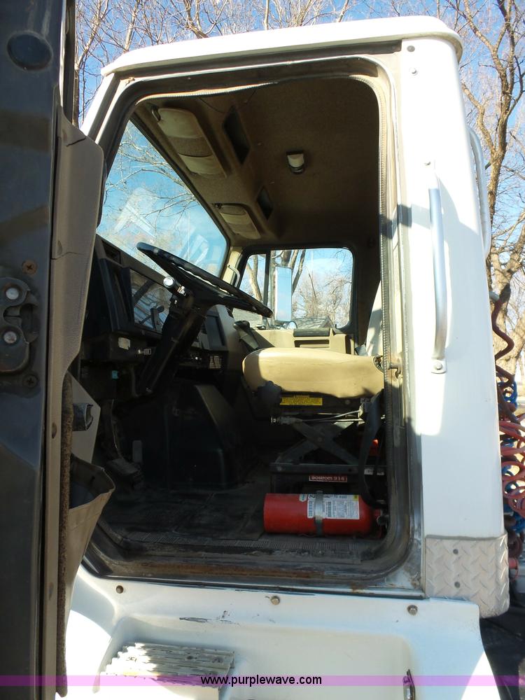 image for item L5749 1994 International 8300 semi truck