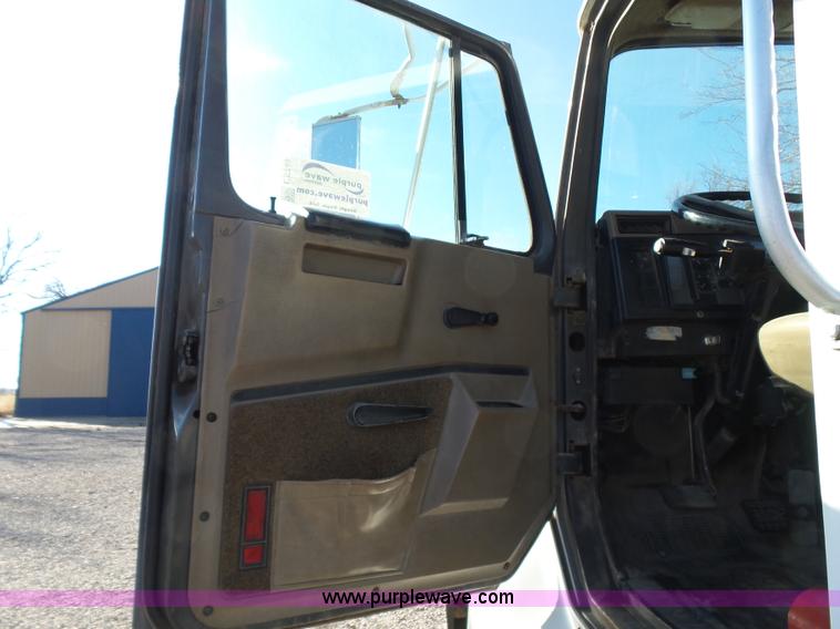 image for item L5749 1994 International 8300 semi truck