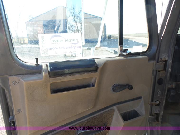 image for item L5749 1994 International 8300 semi truck