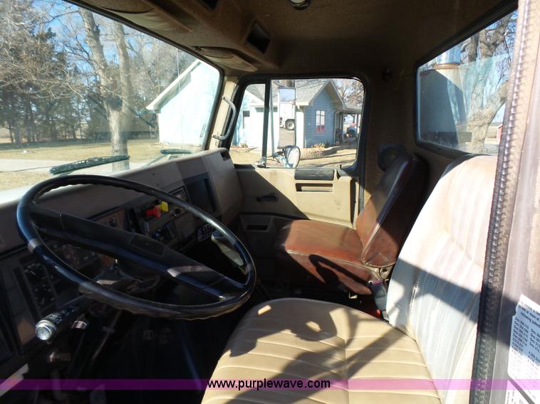 image for item L5749 1994 International 8300 semi truck