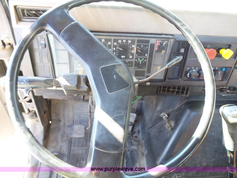 image for item L5749 1994 International 8300 semi truck