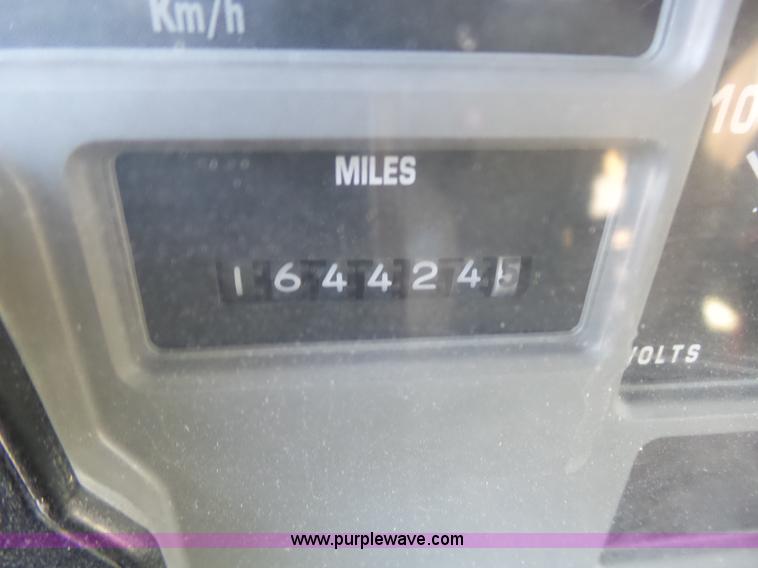 image for item L5749 1994 International 8300 semi truck