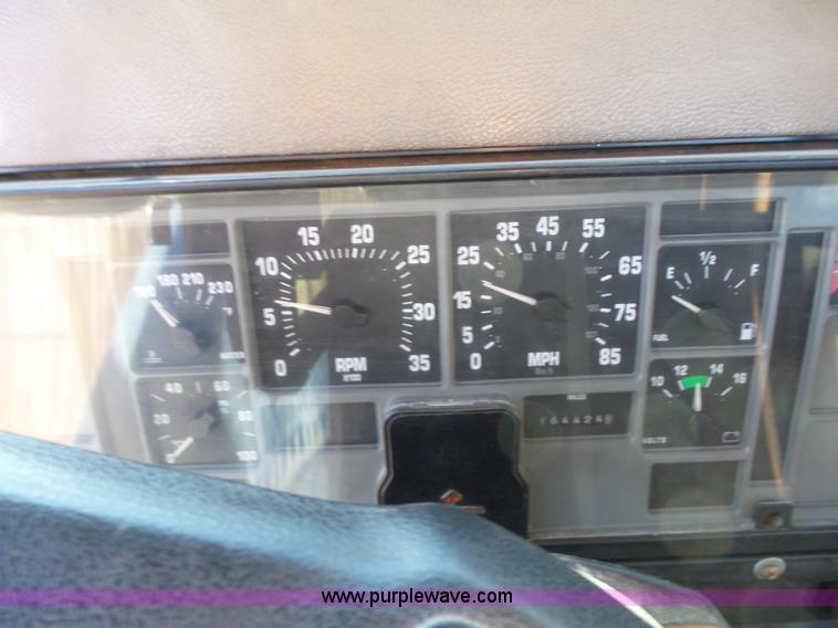 image for item L5749 1994 International 8300 semi truck