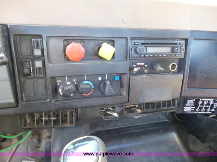 image for item L5749 1994 International 8300 semi truck