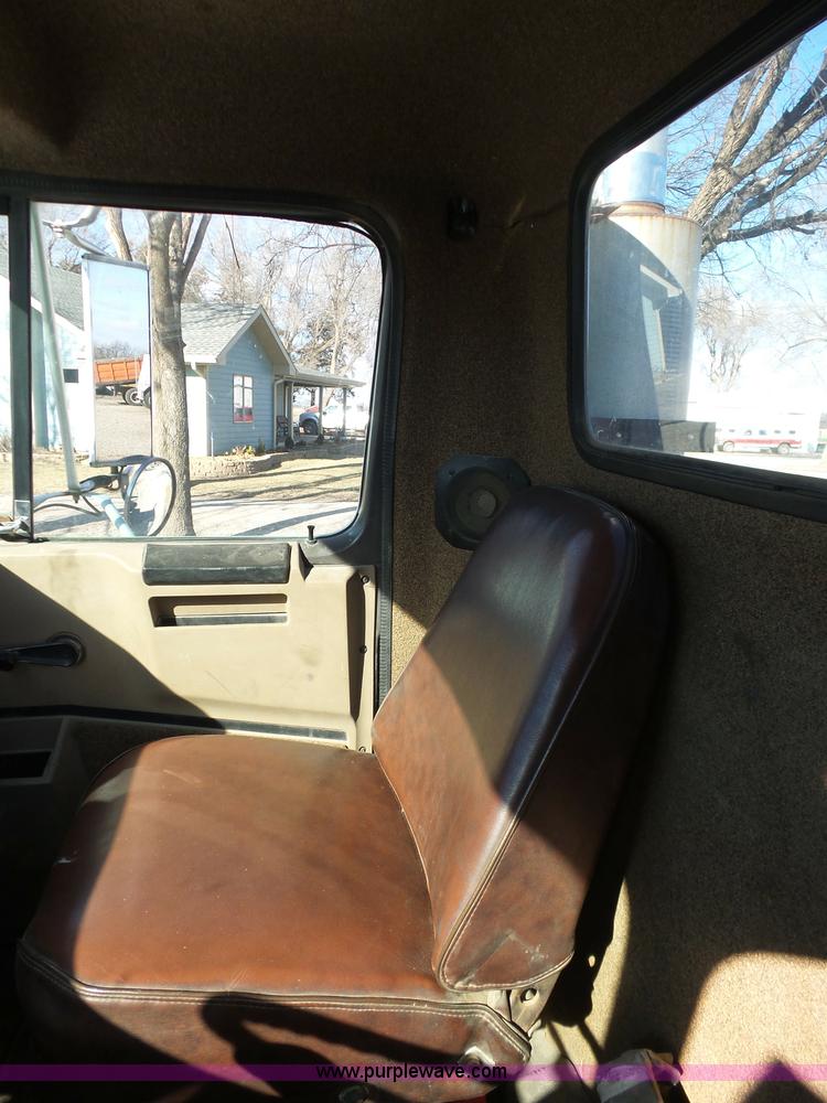 image for item L5749 1994 International 8300 semi truck