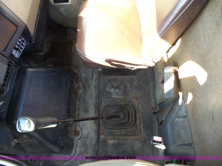 image for item L5749 1994 International 8300 semi truck