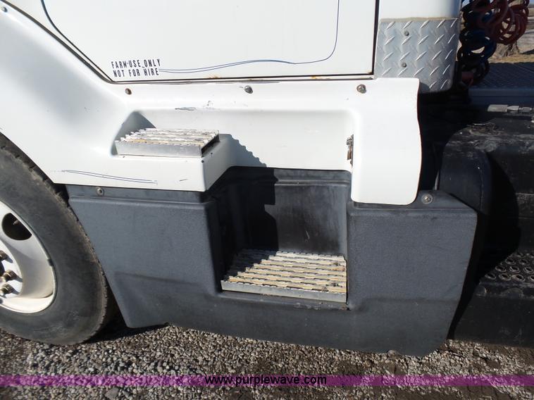 image for item L5749 1994 International 8300 semi truck