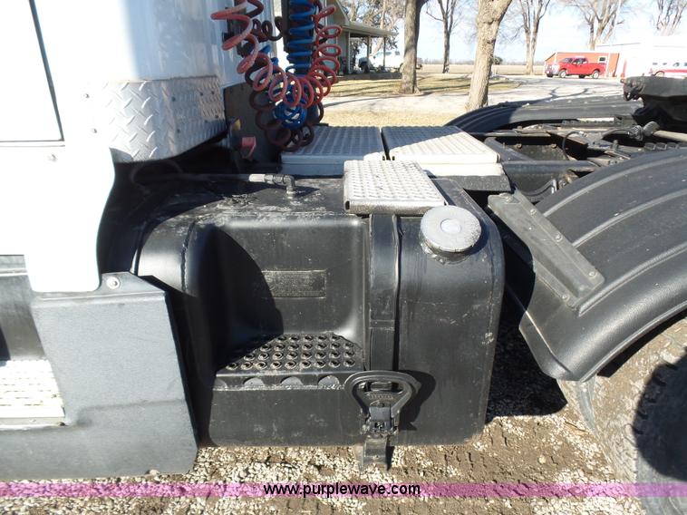 image for item L5749 1994 International 8300 semi truck