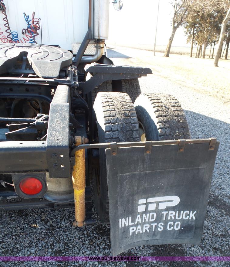 image for item L5749 1994 International 8300 semi truck