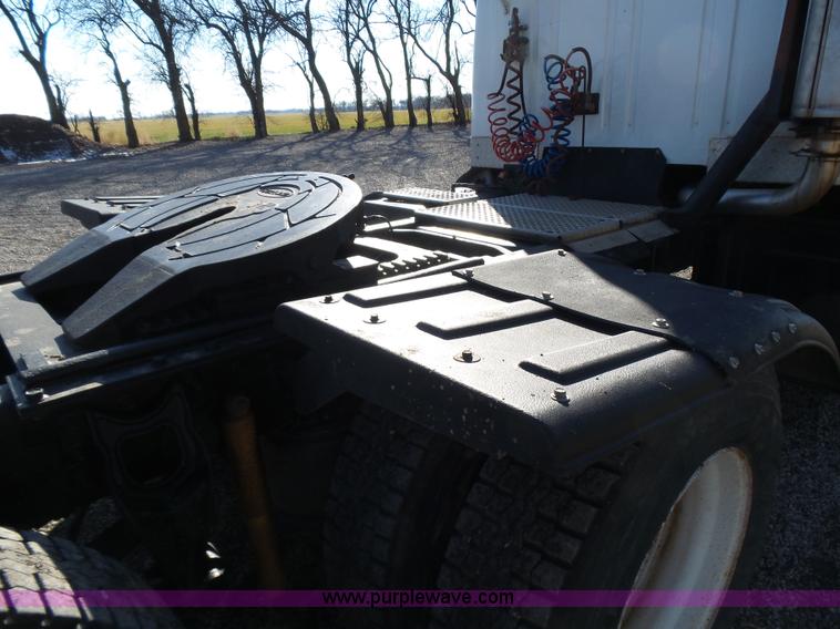 image for item L5749 1994 International 8300 semi truck