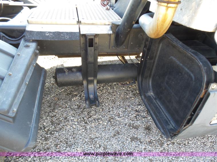 image for item L5749 1994 International 8300 semi truck