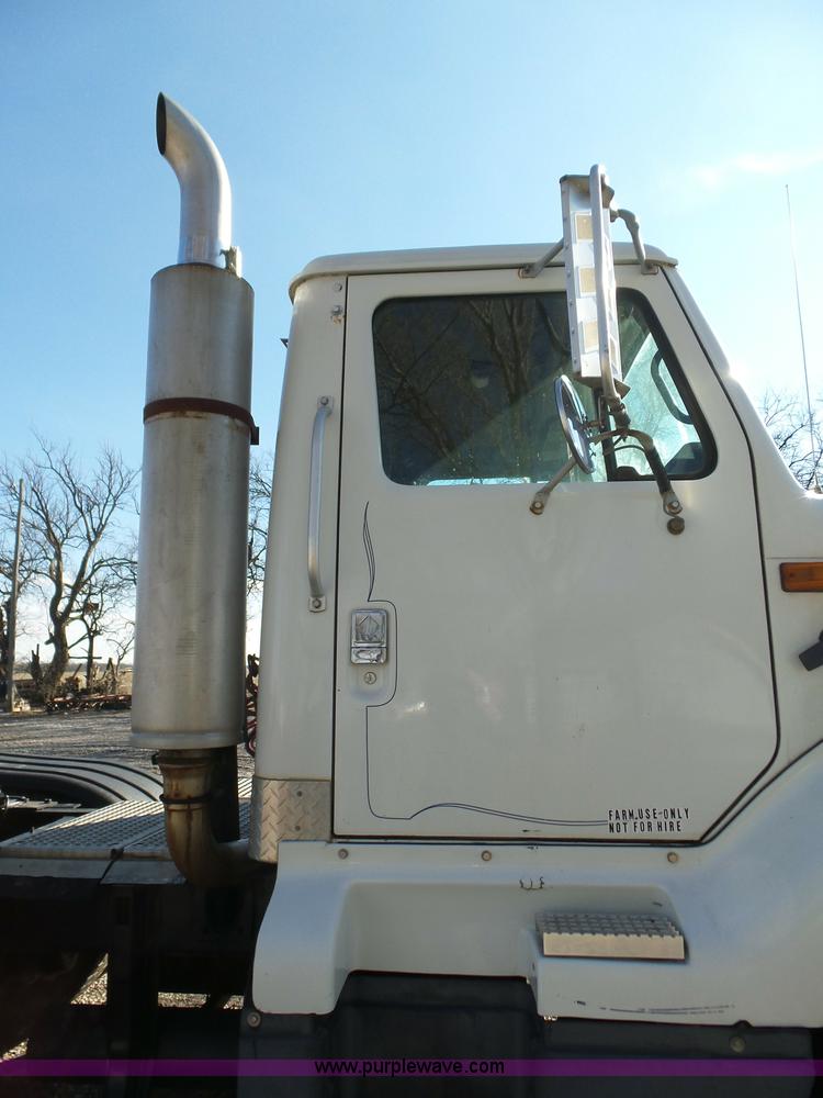 image for item L5749 1994 International 8300 semi truck