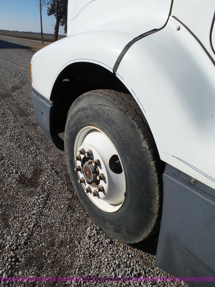 image for item L5749 1994 International 8300 semi truck