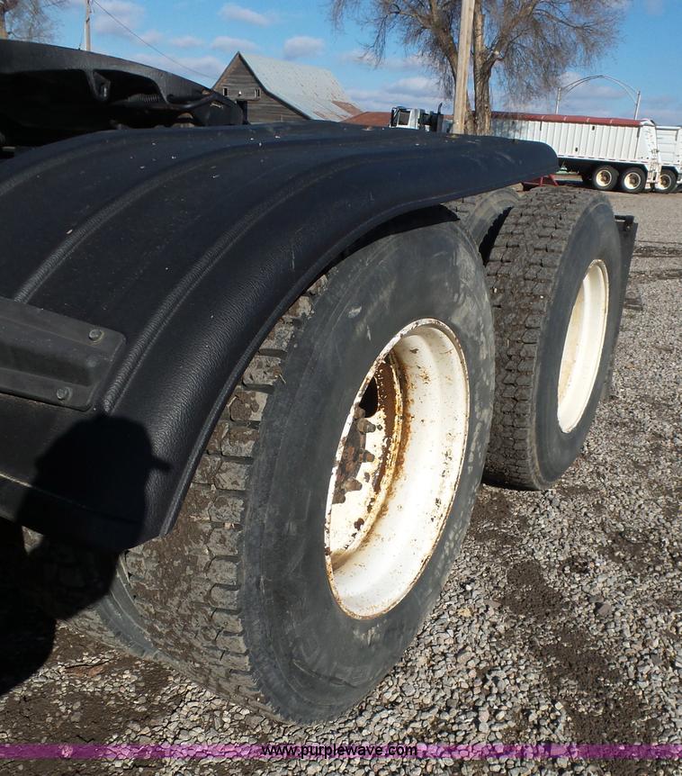 image for item L5749 1994 International 8300 semi truck