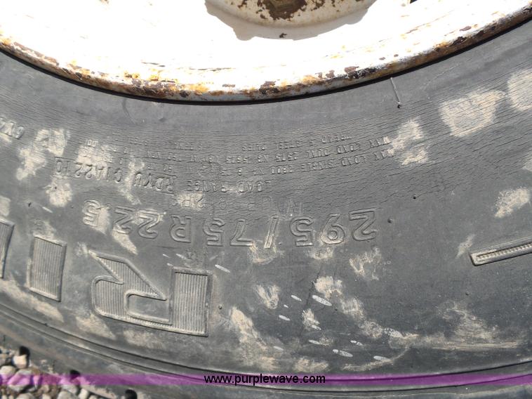 image for item L5749 1994 International 8300 semi truck