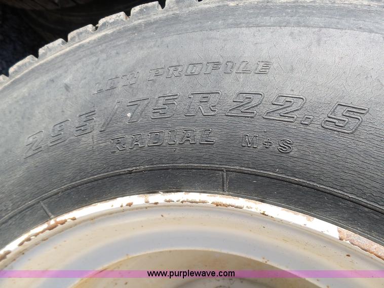 image for item L5749 1994 International 8300 semi truck