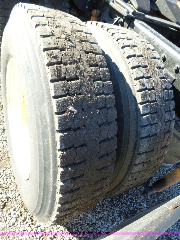 image for item L5749 1994 International 8300 semi truck