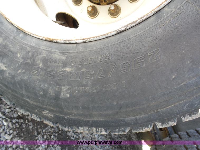 image for item L5749 1994 International 8300 semi truck