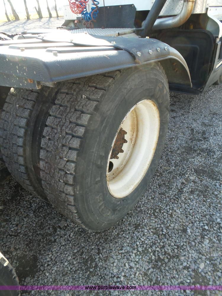 image for item L5749 1994 International 8300 semi truck