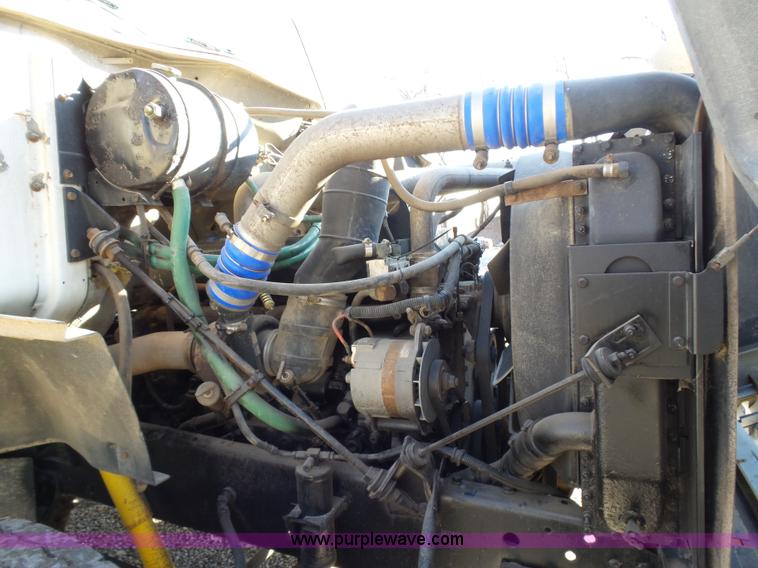 image for item L5749 1994 International 8300 semi truck