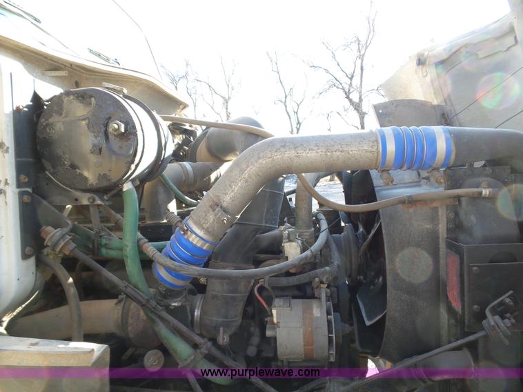 image for item L5749 1994 International 8300 semi truck