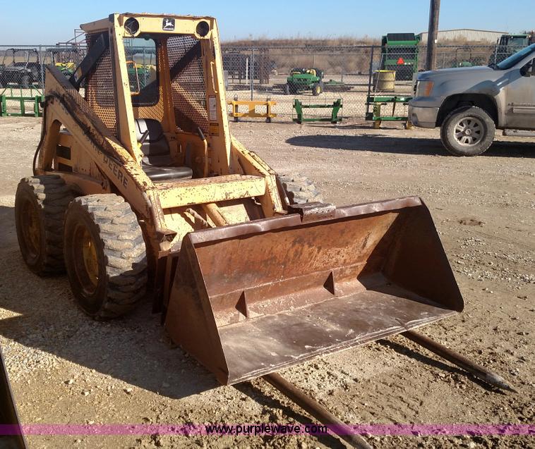 image for item L6101 1988 John Deere 675B skid steer