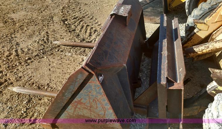 image for item L6101 1988 John Deere 675B skid steer