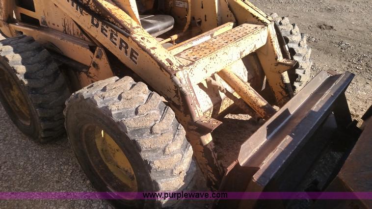 image for item L6101 1988 John Deere 675B skid steer