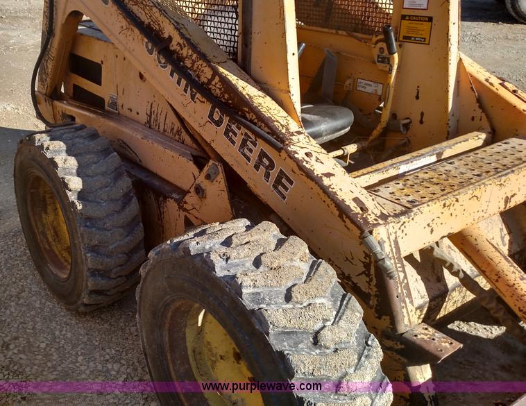 image for item L6101 1988 John Deere 675B skid steer