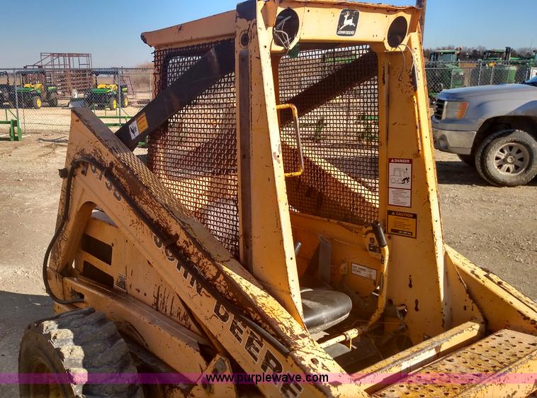 image for item L6101 1988 John Deere 675B skid steer