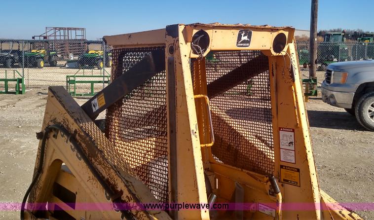 image for item L6101 1988 John Deere 675B skid steer