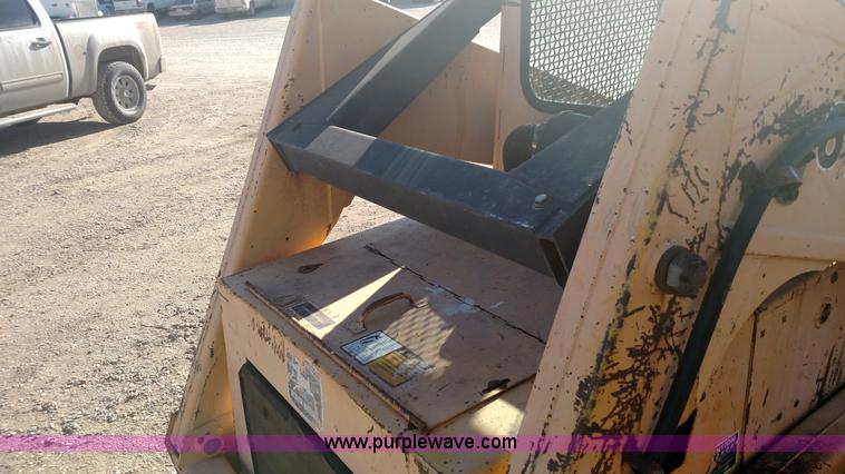 image for item L6101 1988 John Deere 675B skid steer