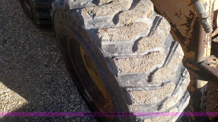 image for item L6101 1988 John Deere 675B skid steer