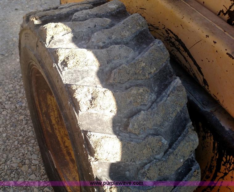 image for item L6101 1988 John Deere 675B skid steer