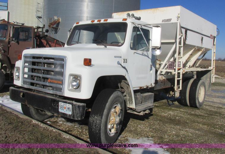 image for item L7008 1989 International 1955 fertilizer tender truck