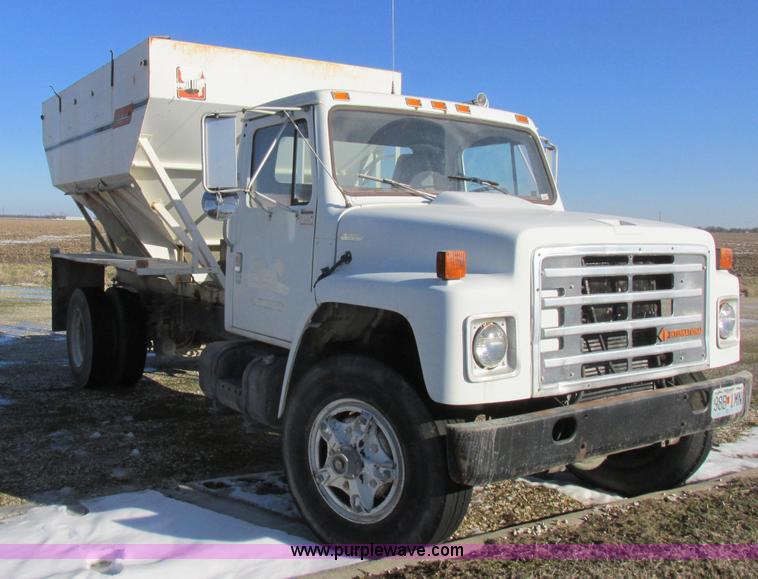 image for item L7008 1989 International 1955 fertilizer tender truck